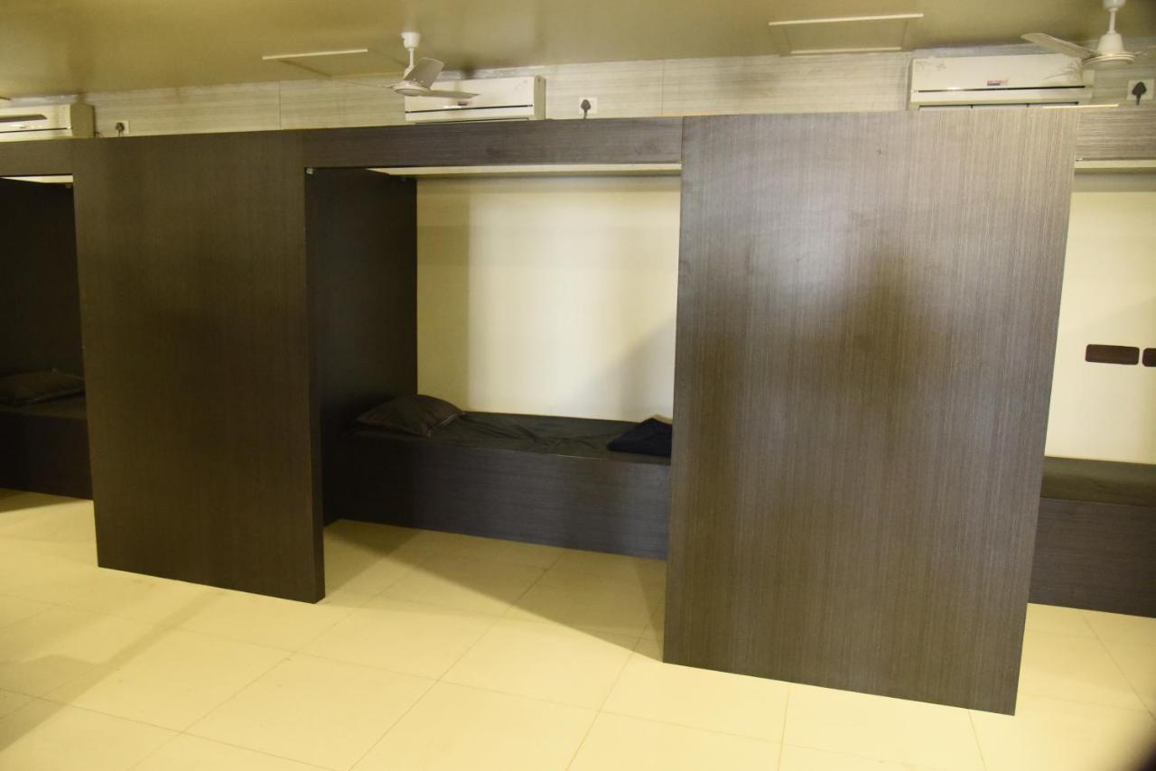 In & Out Dormitory Amhedabad Dış mekan fotoğraf