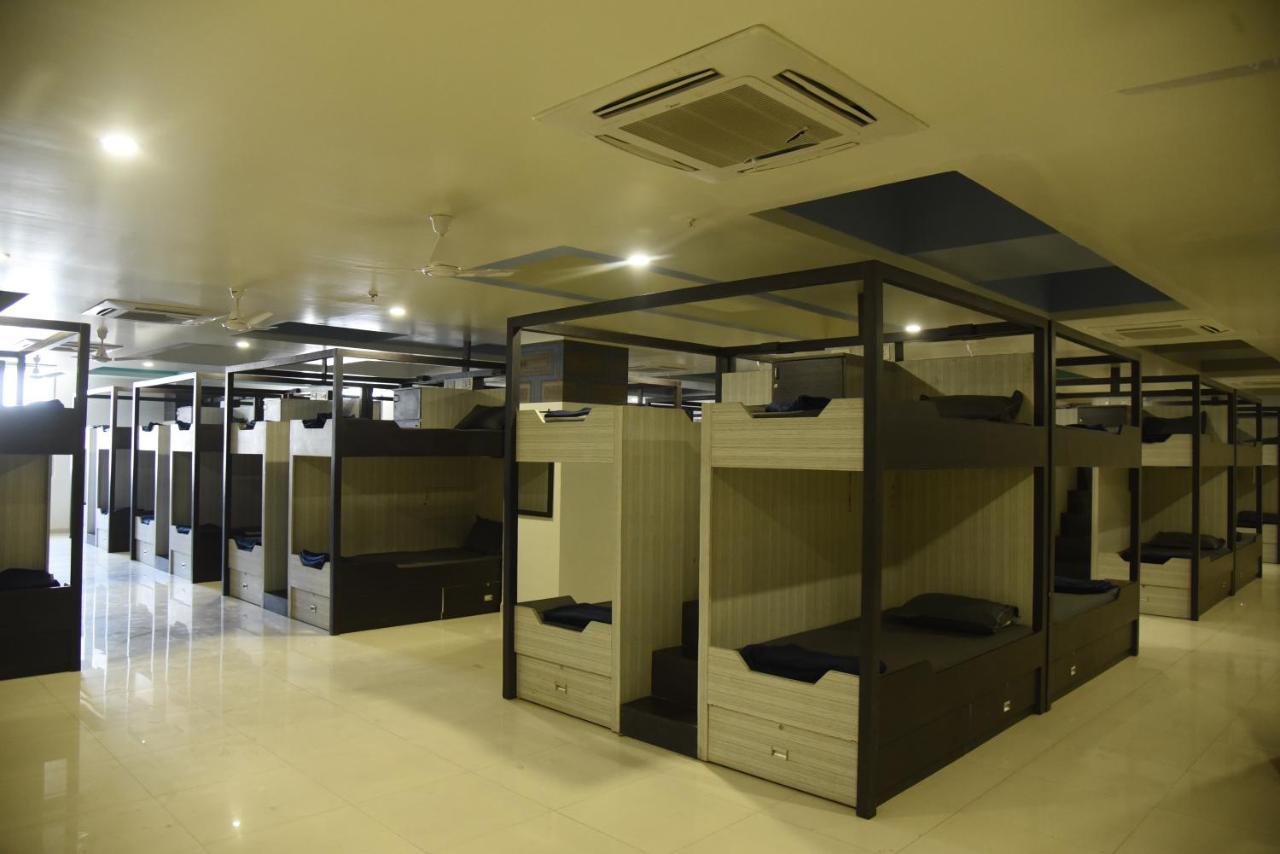 In & Out Dormitory Amhedabad Dış mekan fotoğraf