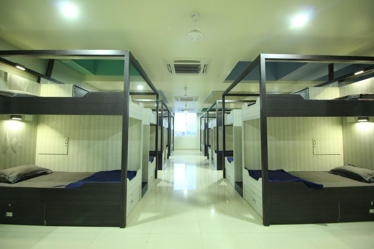 In & Out Dormitory Amhedabad Dış mekan fotoğraf